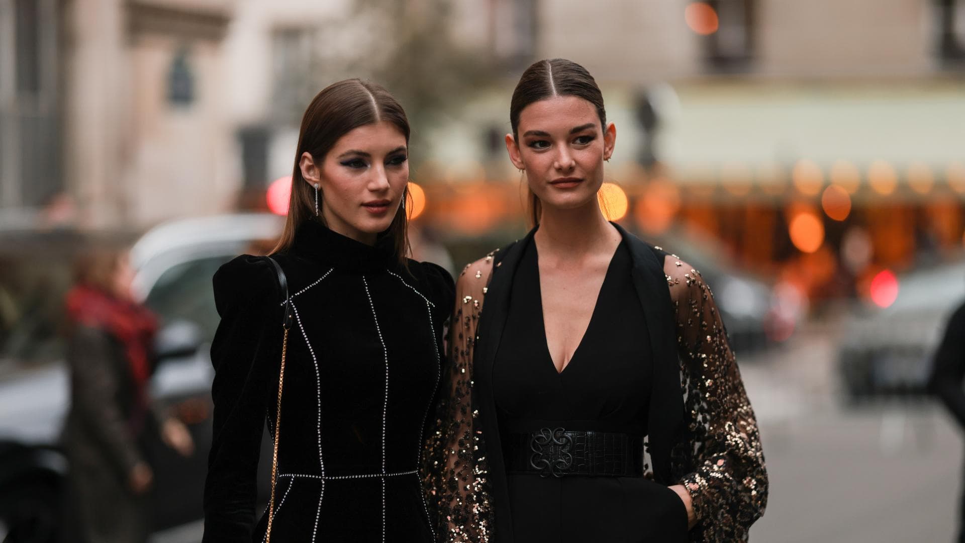 Zwei frauen tragen Samtkleid