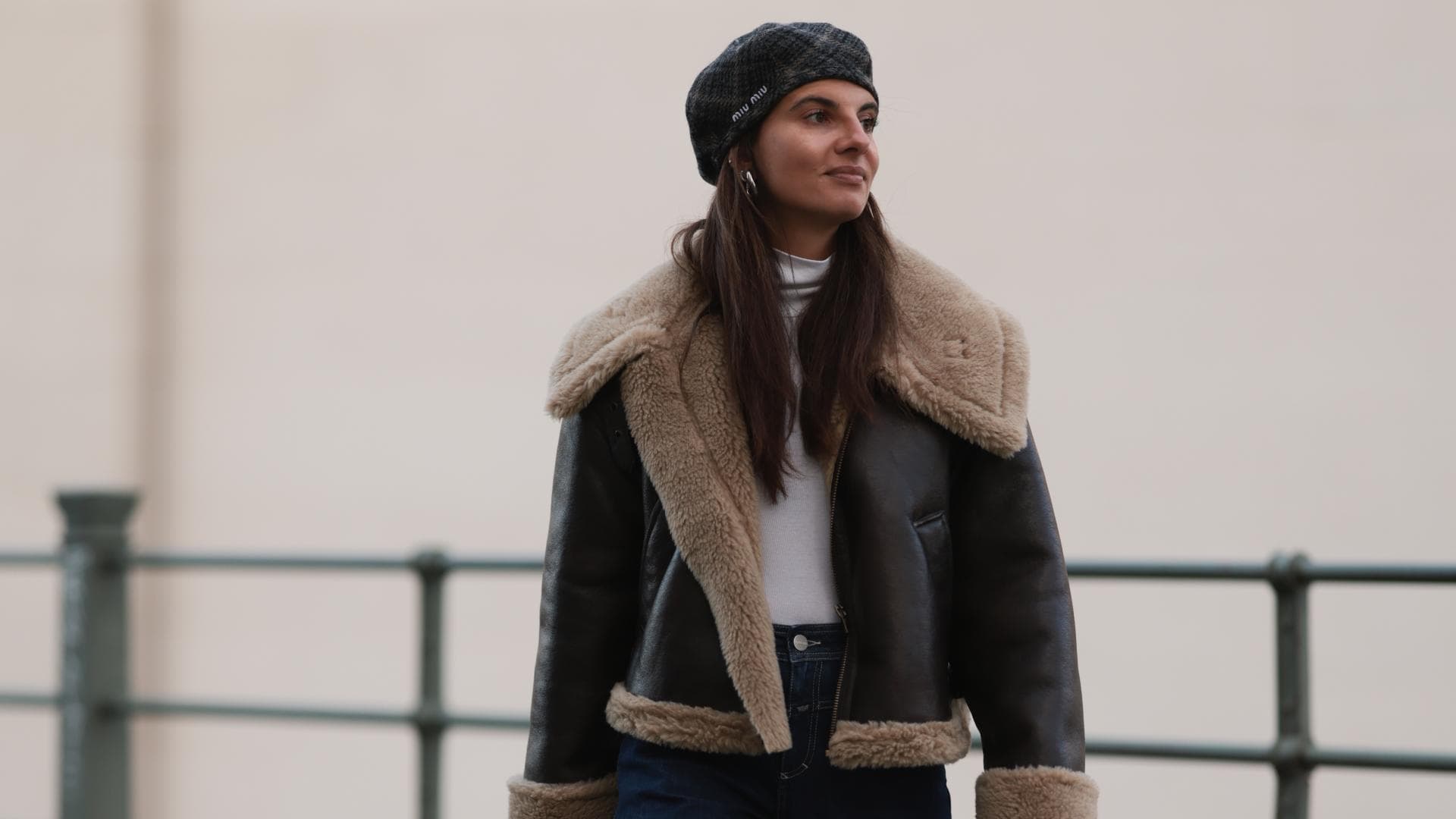 Frau trägt Doubleface Jacke