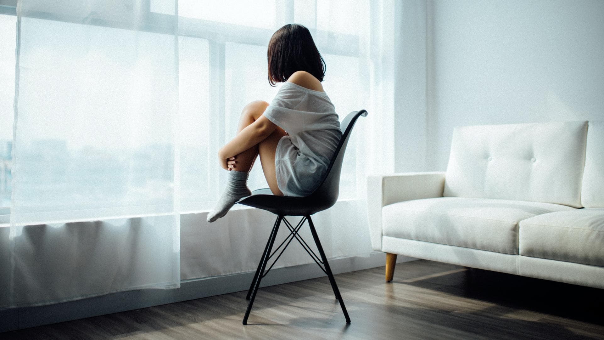 Frau sitzt auf Stuhl