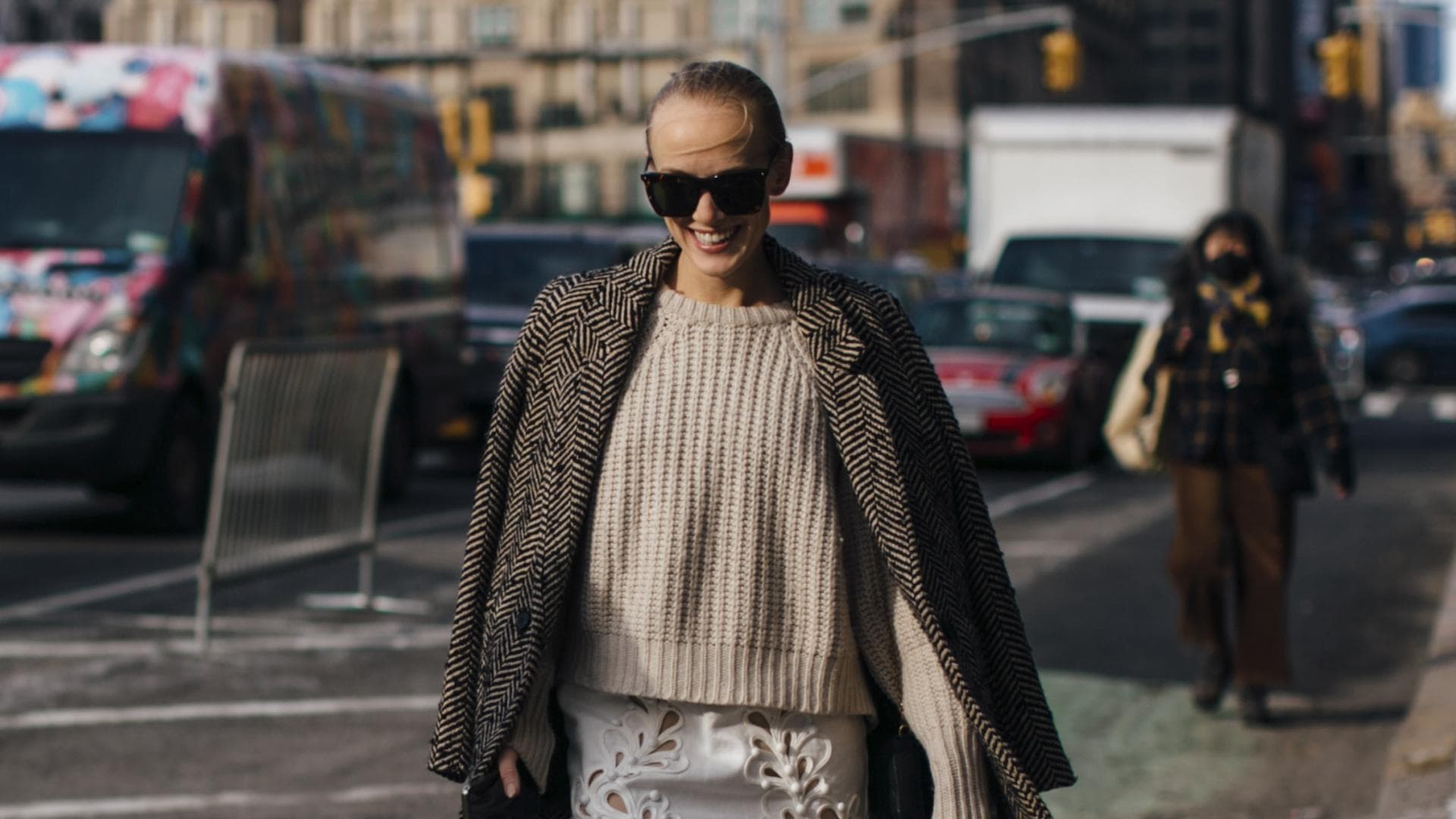 Frau trägt Pullover in beige