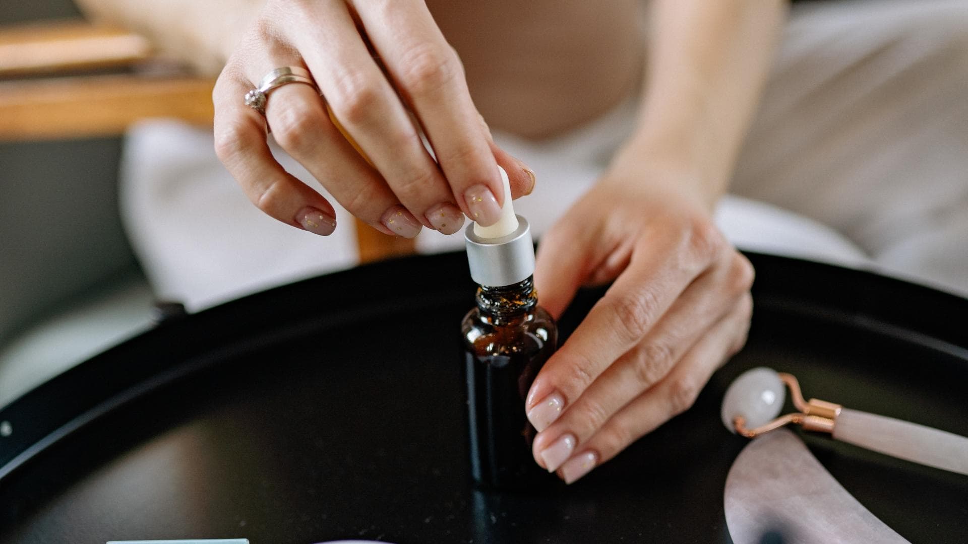 Frau macht Maniküre