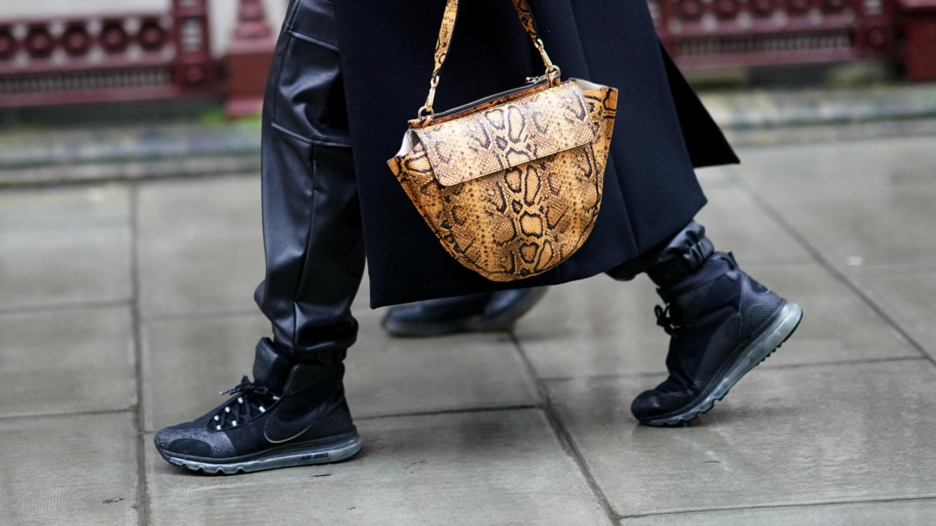 Schwarze Sneaker im Winter