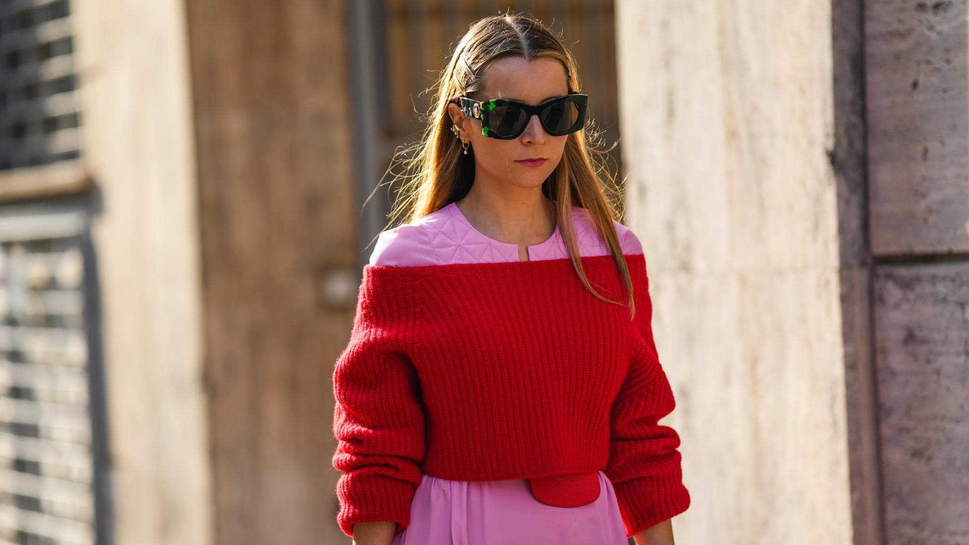 Frau mit rotem Pullover