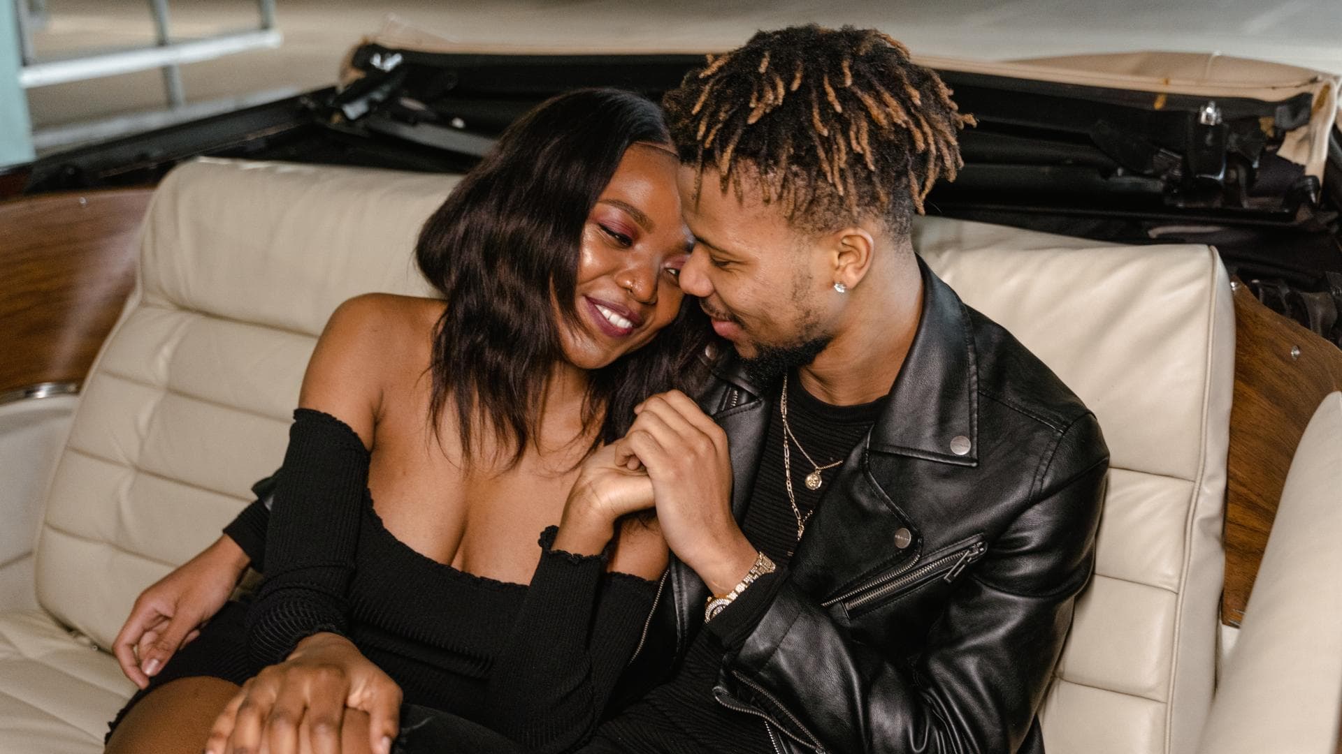 Paar kuschelt im Auto