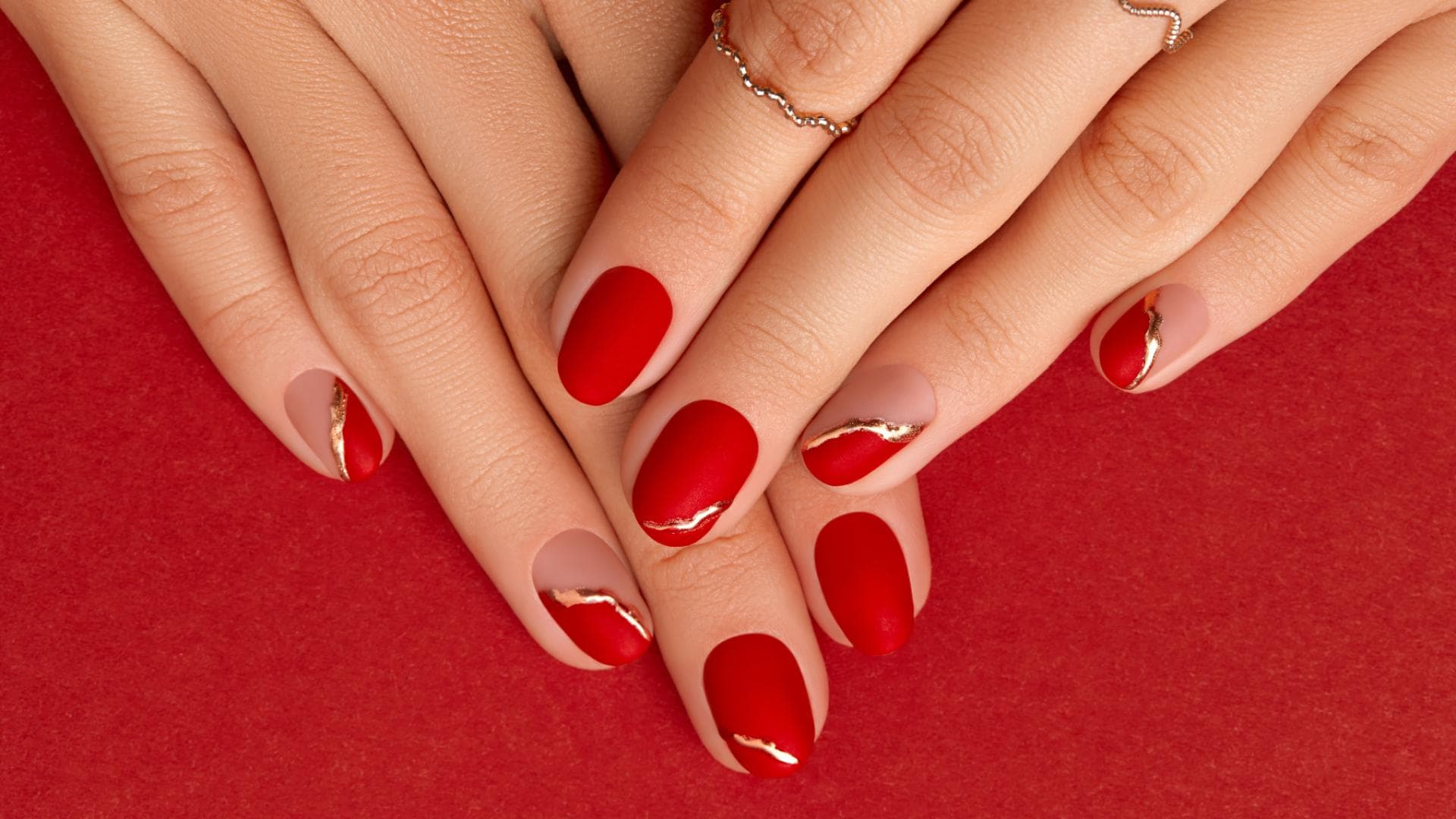 Nagel-Trend "Desonstructed French Nails"