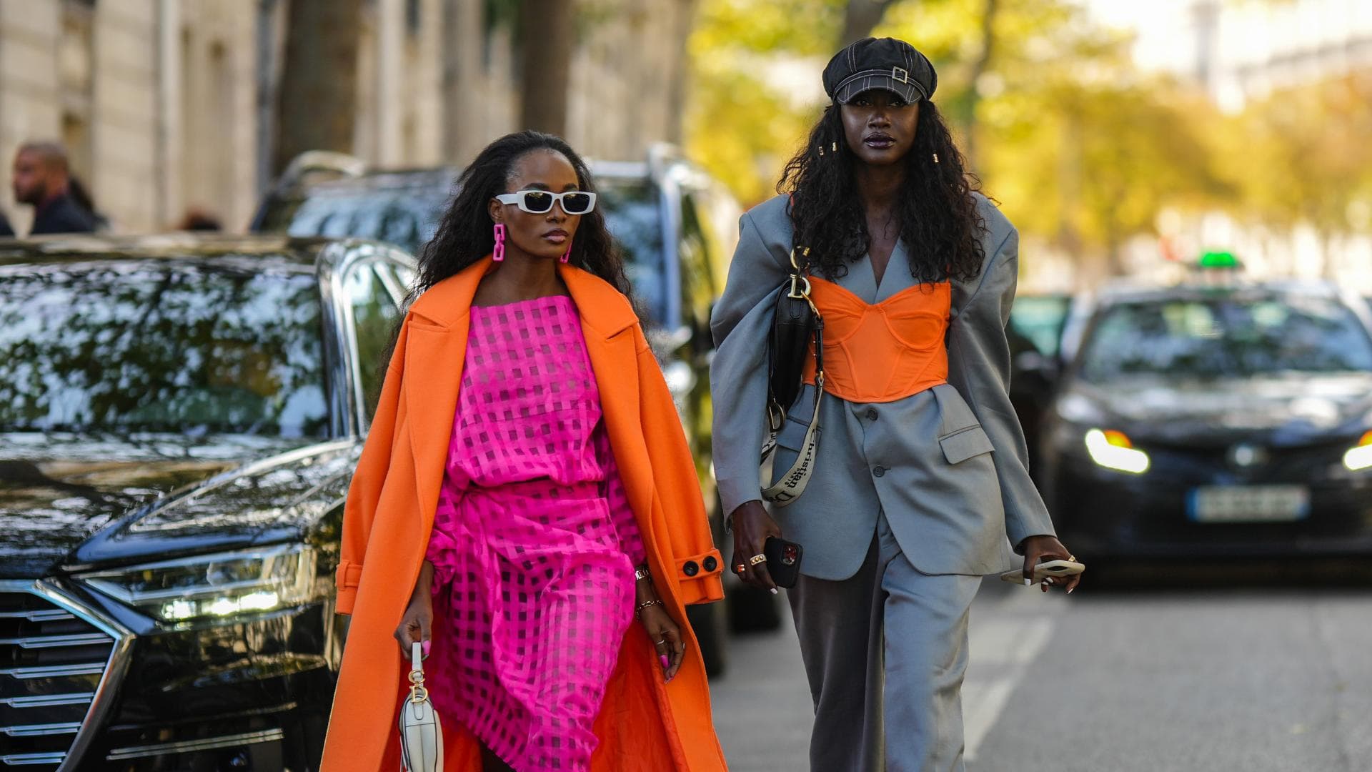 Frauen in Pink und Orange