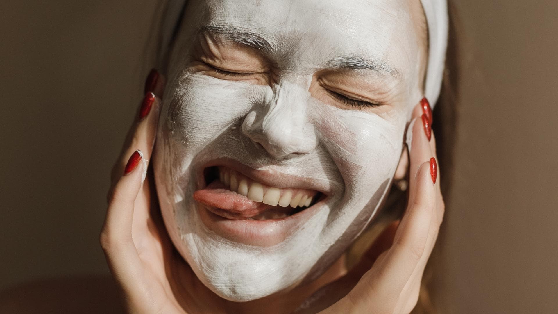Frau mit Gesichtsmaske