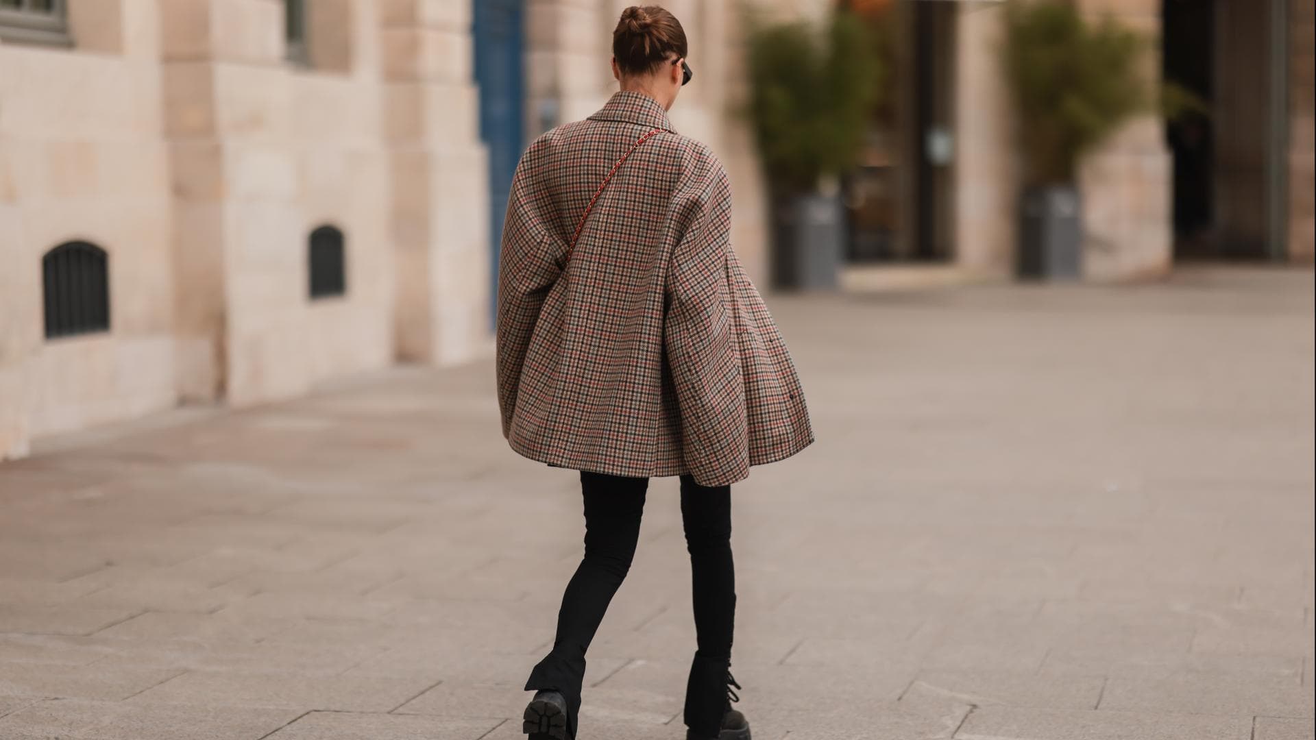 Frau im Blazer von hinten