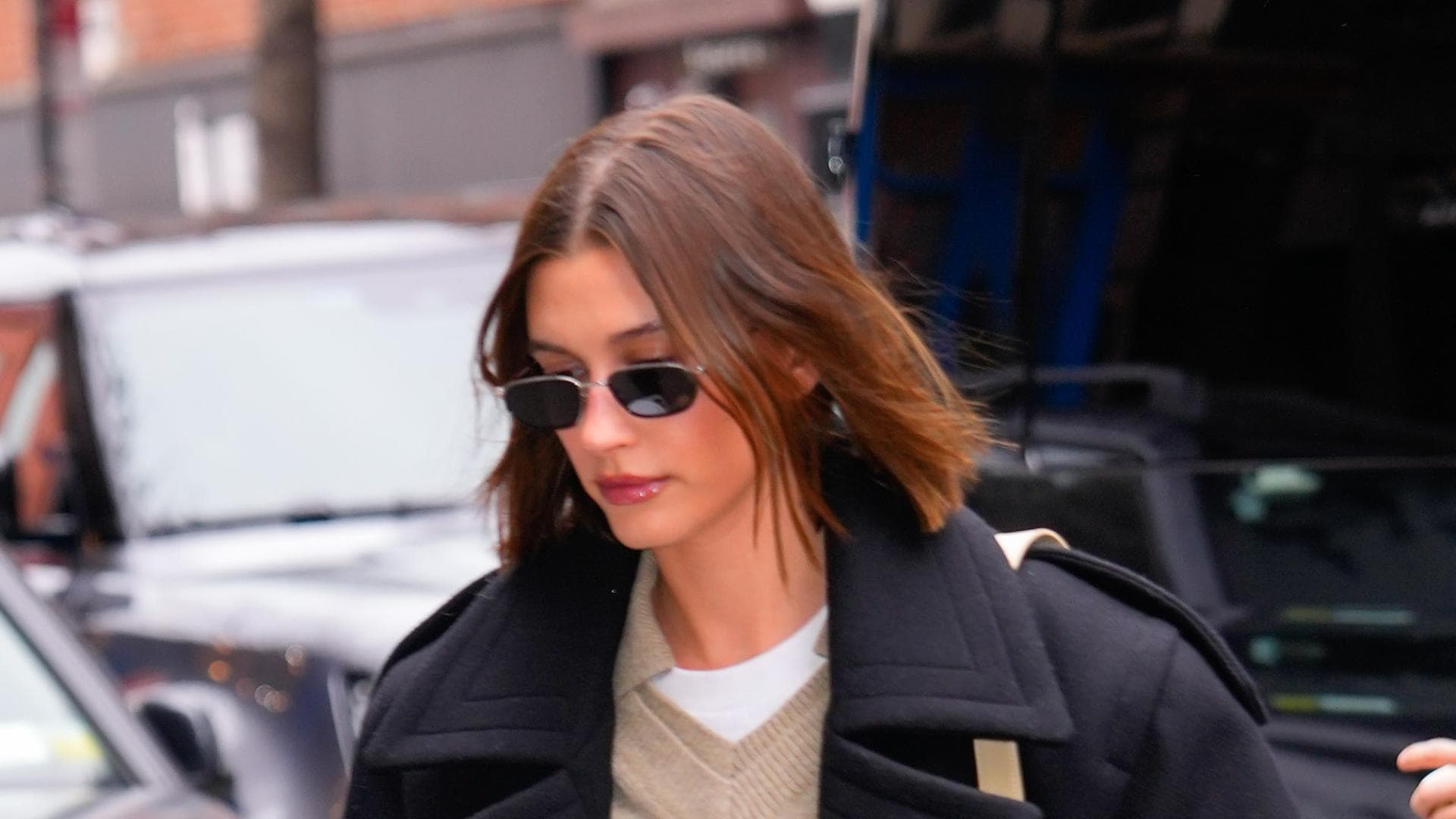 Hailey Bieber trägt Blunt Bob