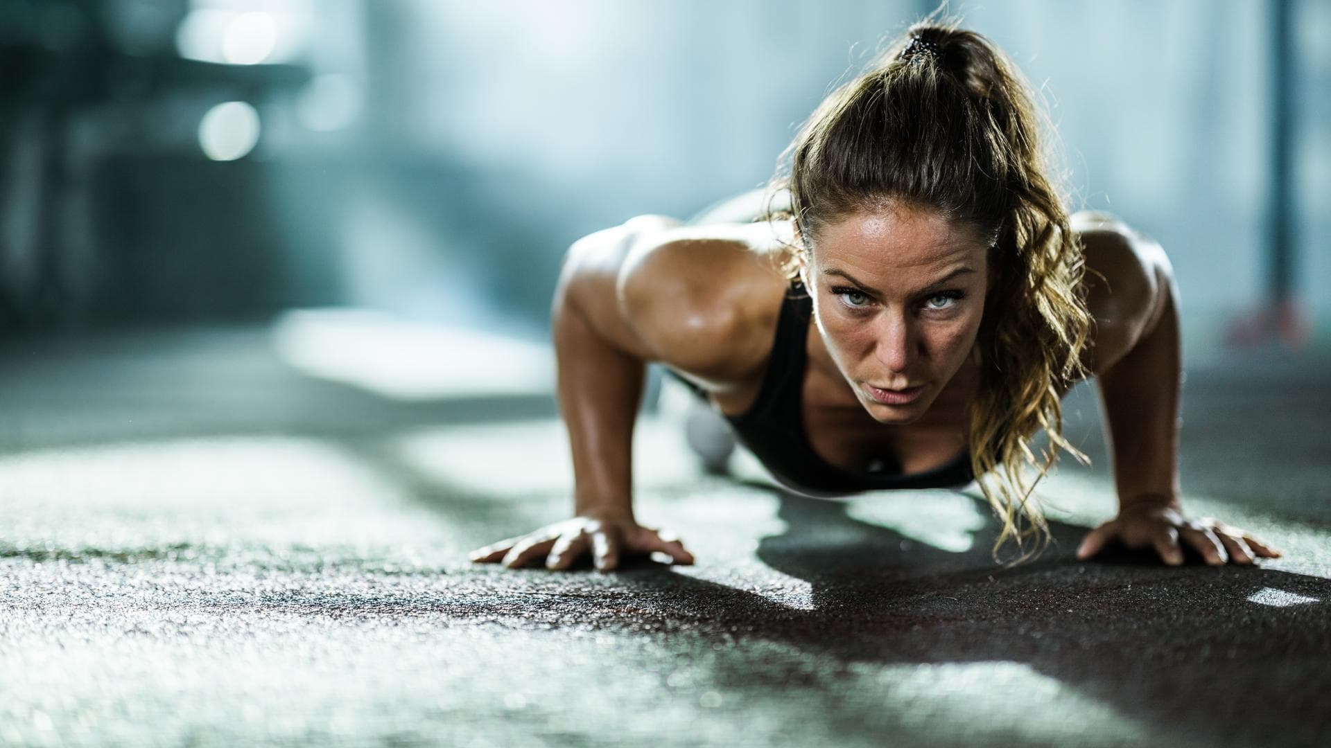 Frau macht Liegestütze