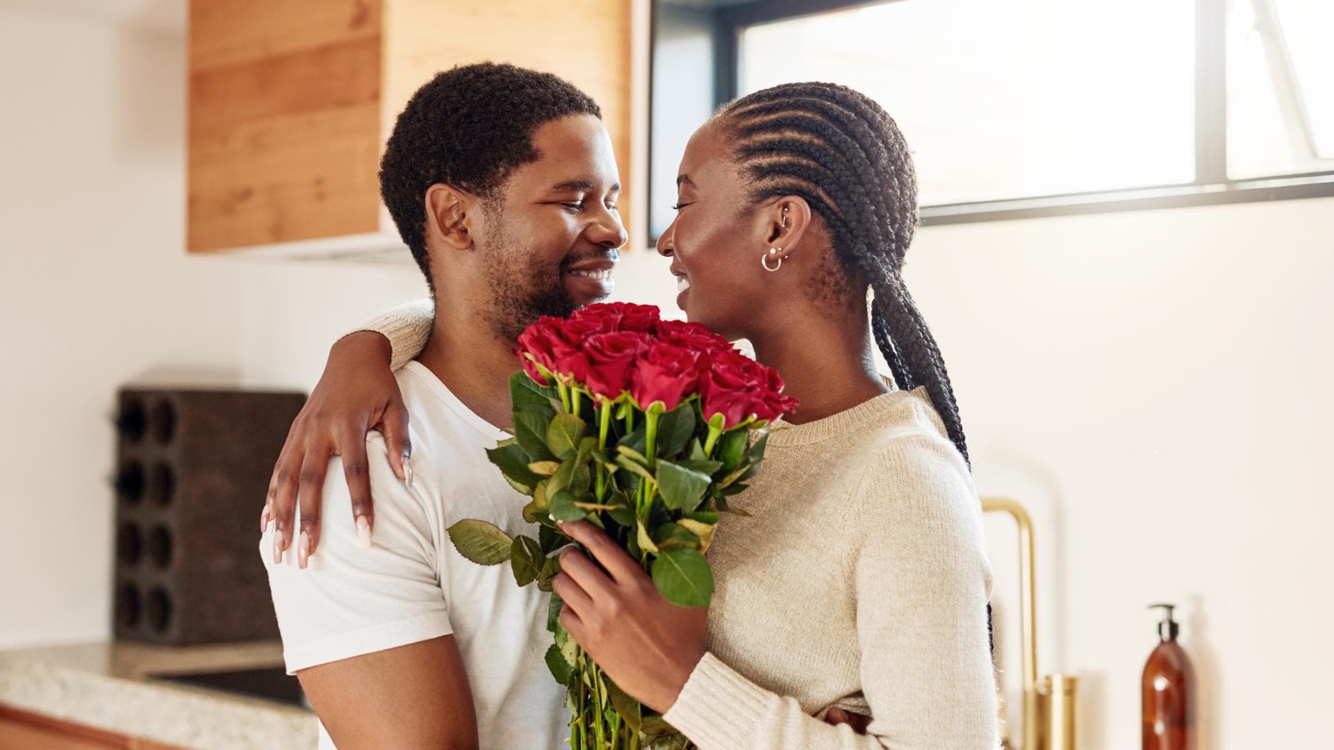 Paar schenkt sich Blumen