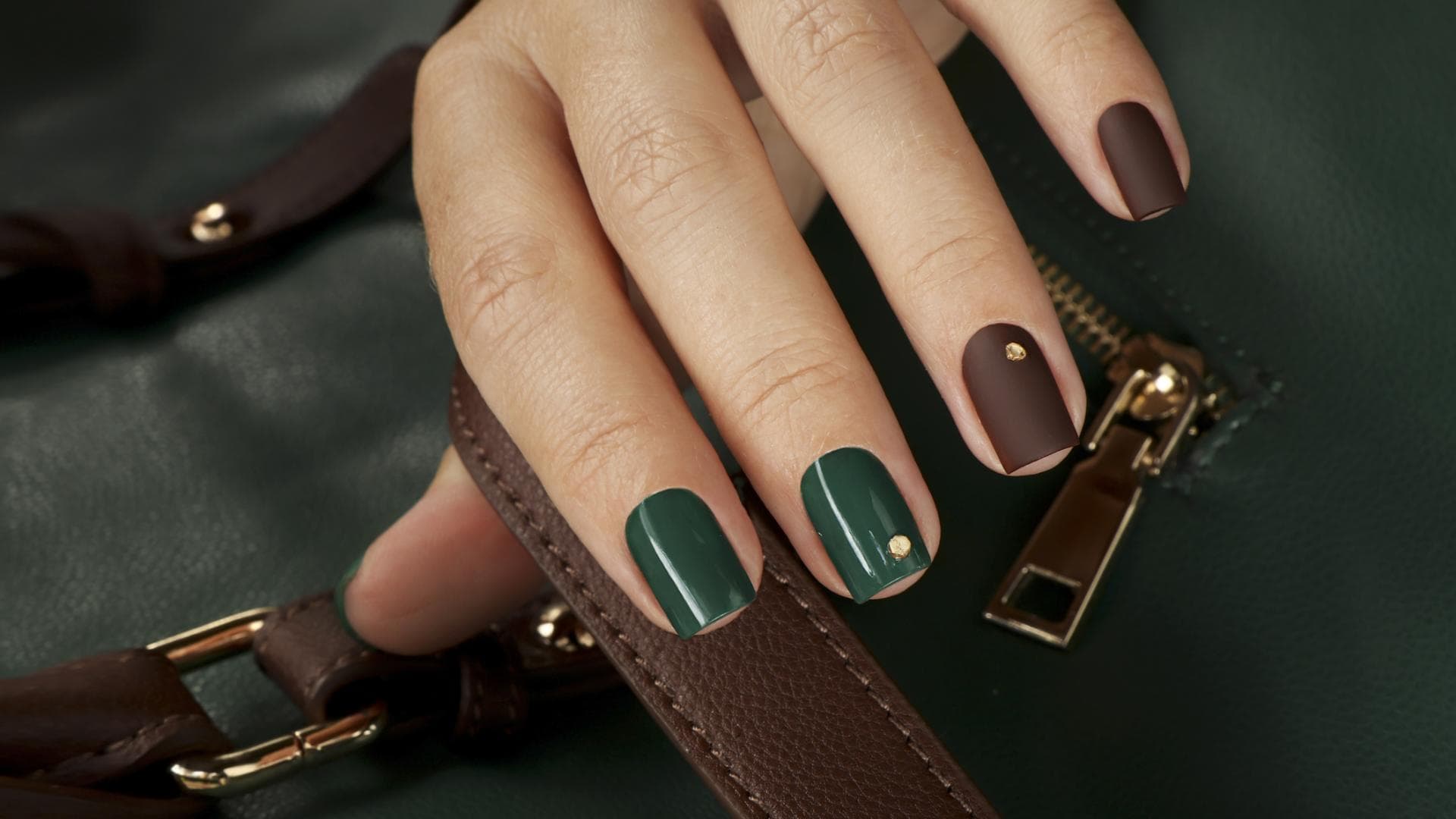 Fingernägel lackiert grün und braun