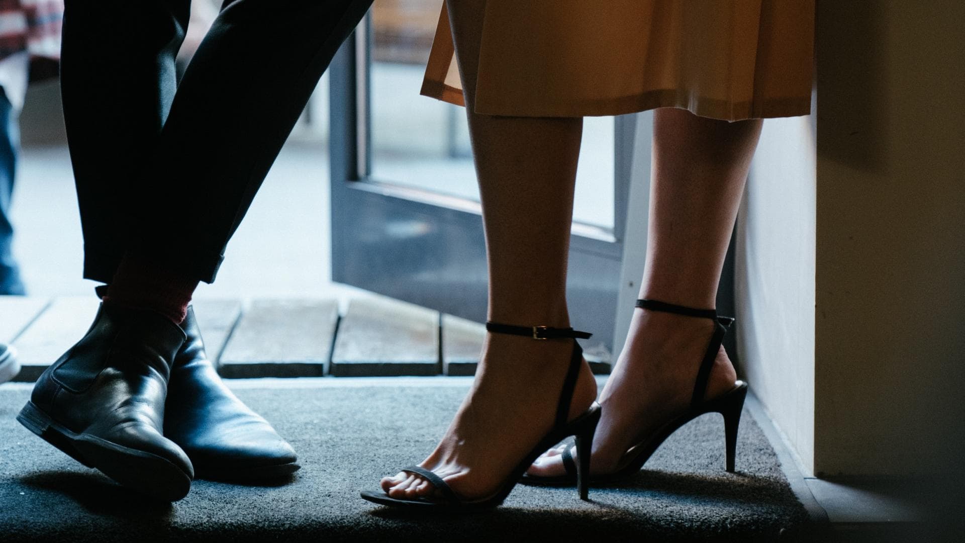 Mann und Frau stehen nebeneinander