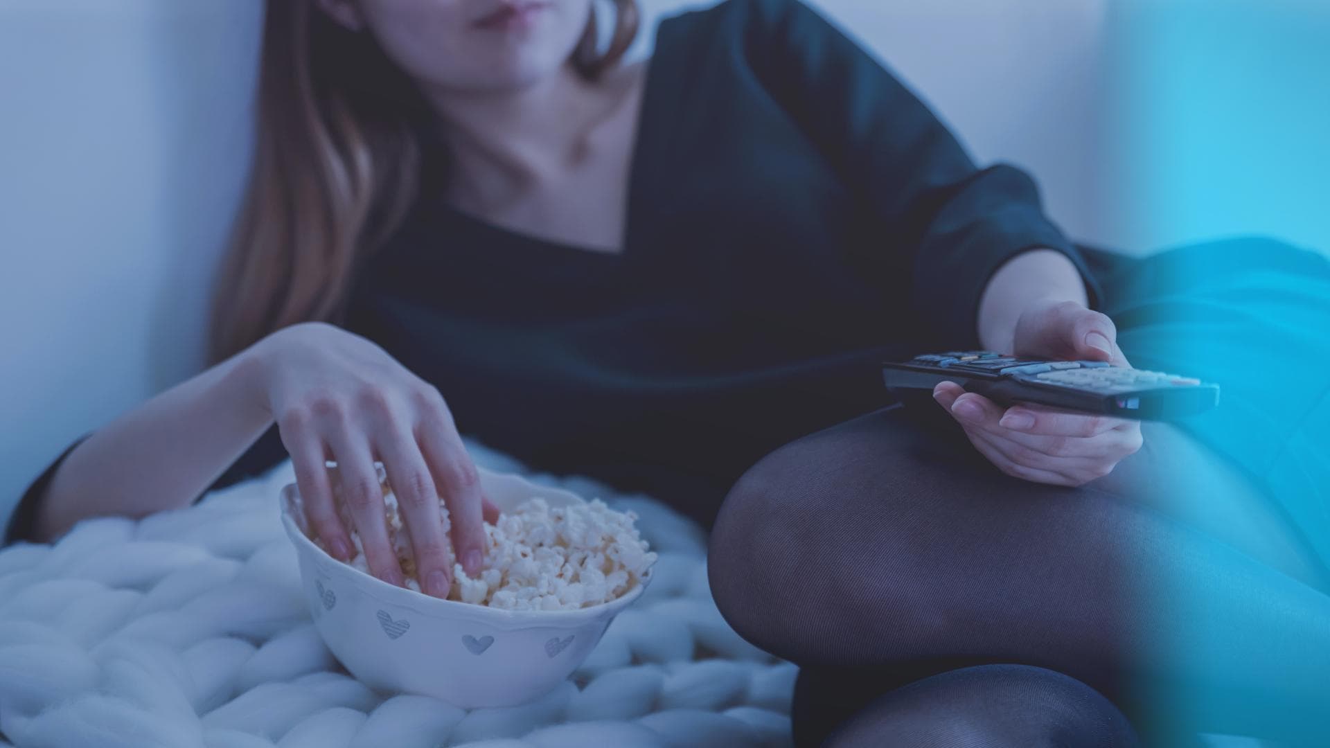Fernsehen schauen und Popcorn essen