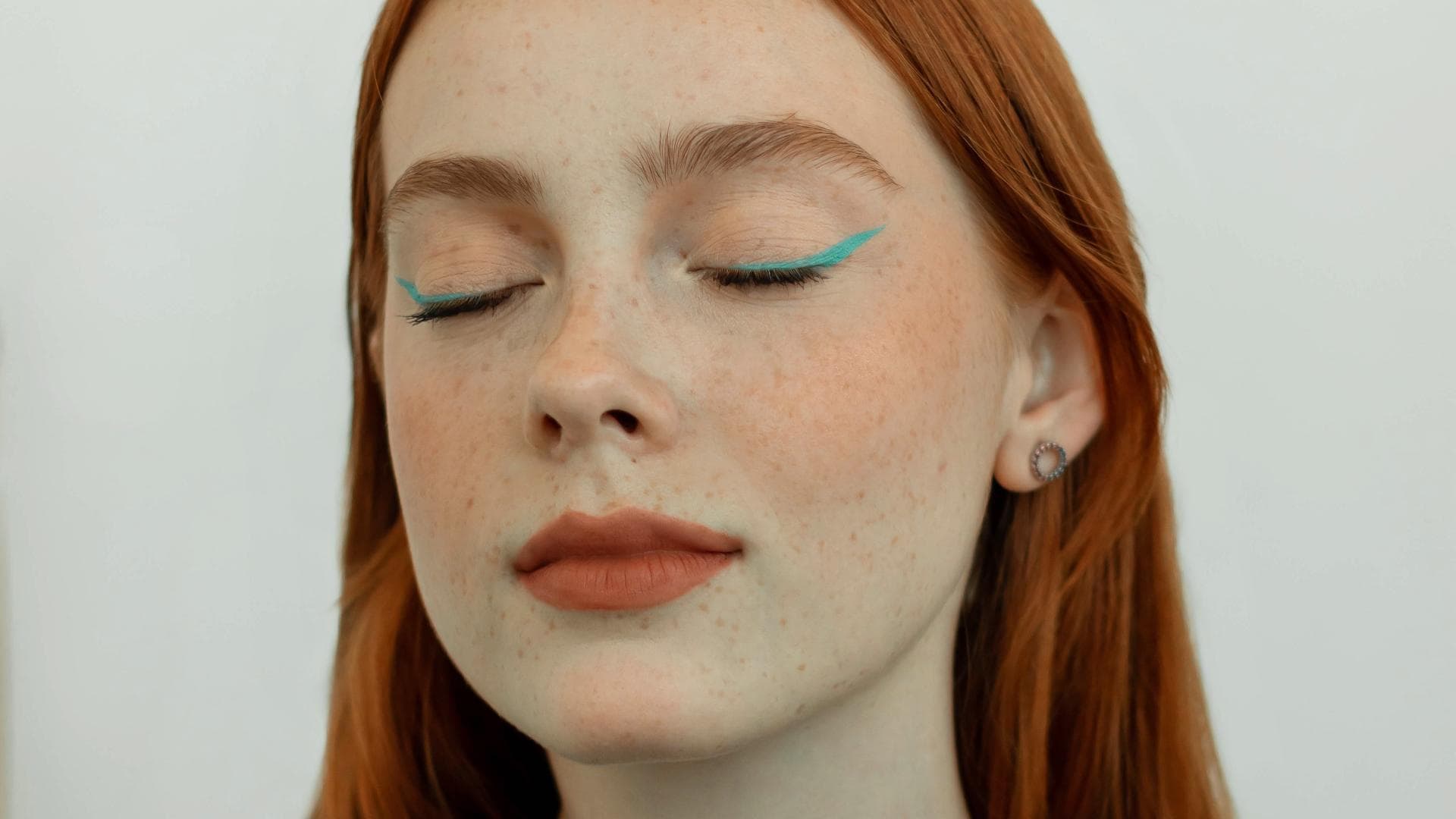 Frau trägt bunten Eyeliner