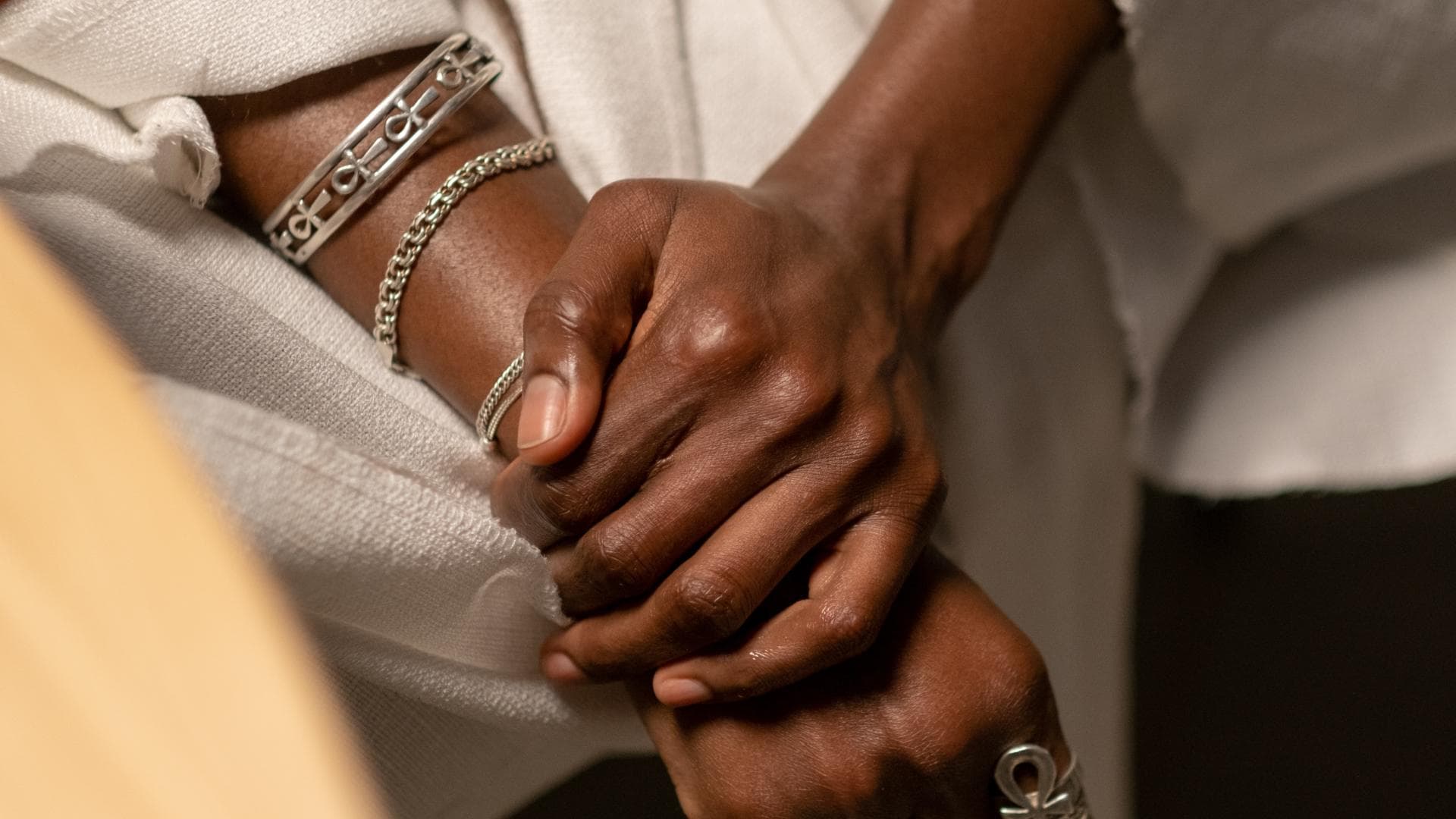 Frau mit Silberschmuck