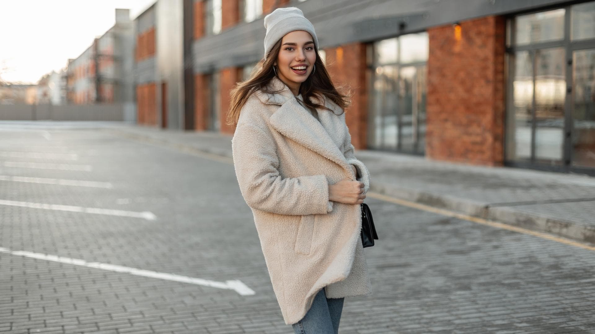 Junge Frau spazieren gehen