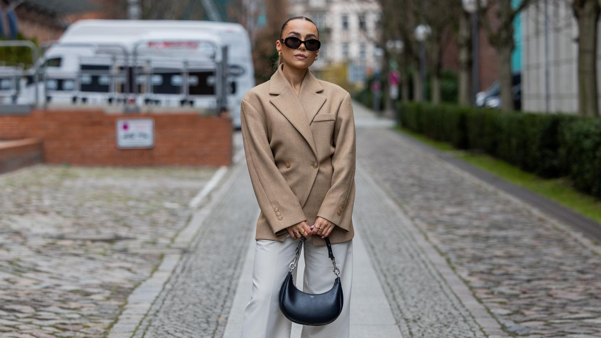 Frau mit Blazer