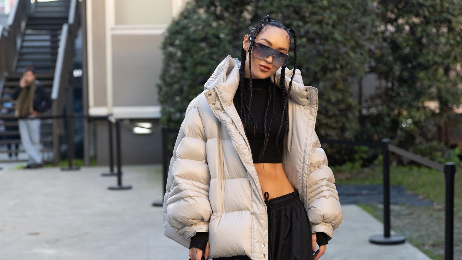 Frau in Puffer-Jacket