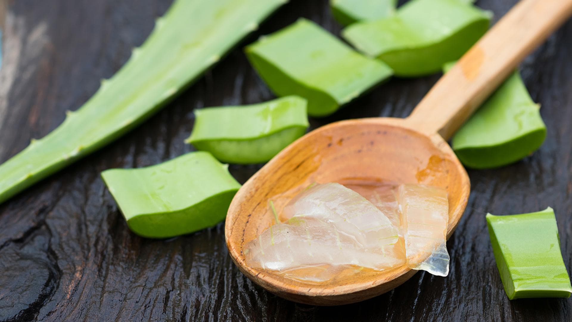 Aloe Vera und Aloe Vera Gel auf Holzlöffel