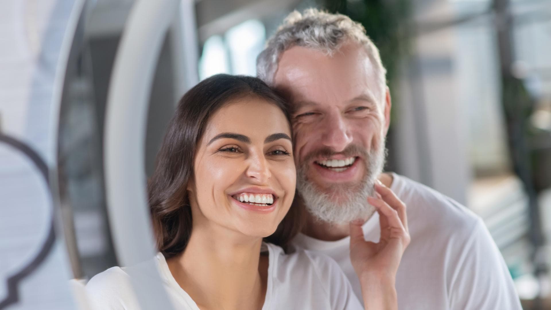 Junge Frau mit älterem Mann