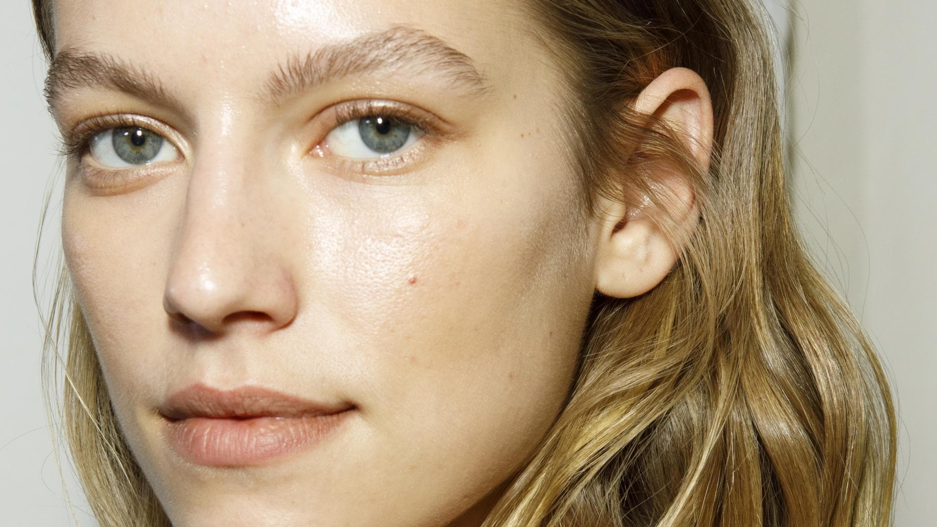 Model mit schönen Augenbrauen