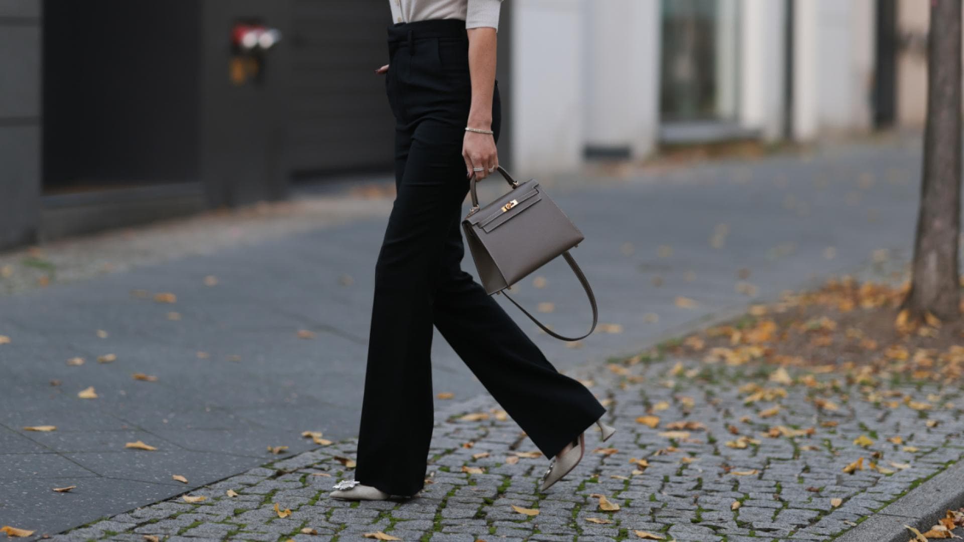 Frau mit schwarzer Anzughose