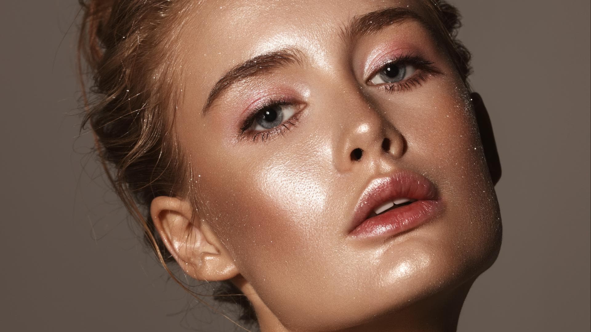 Frau trägt Nude-Make-up