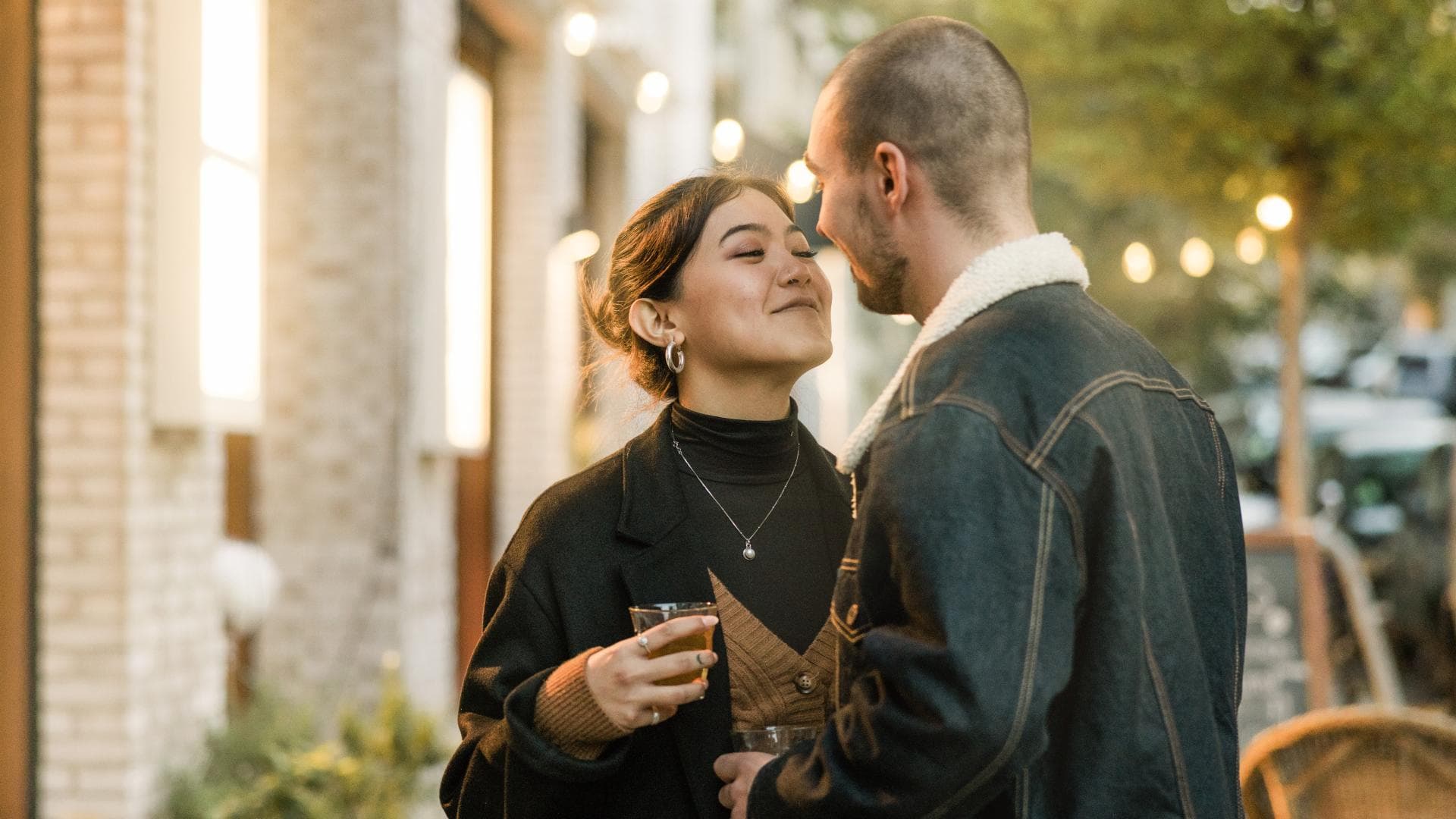 Paar will sich küssen