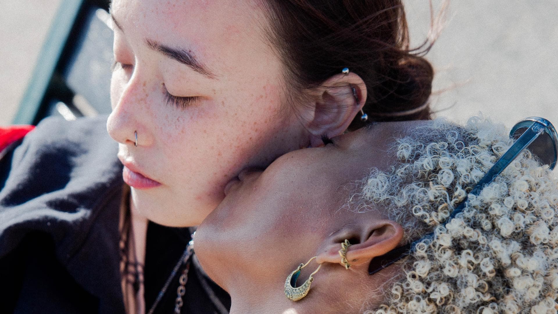 Lesbisches Pärchen küsst sich