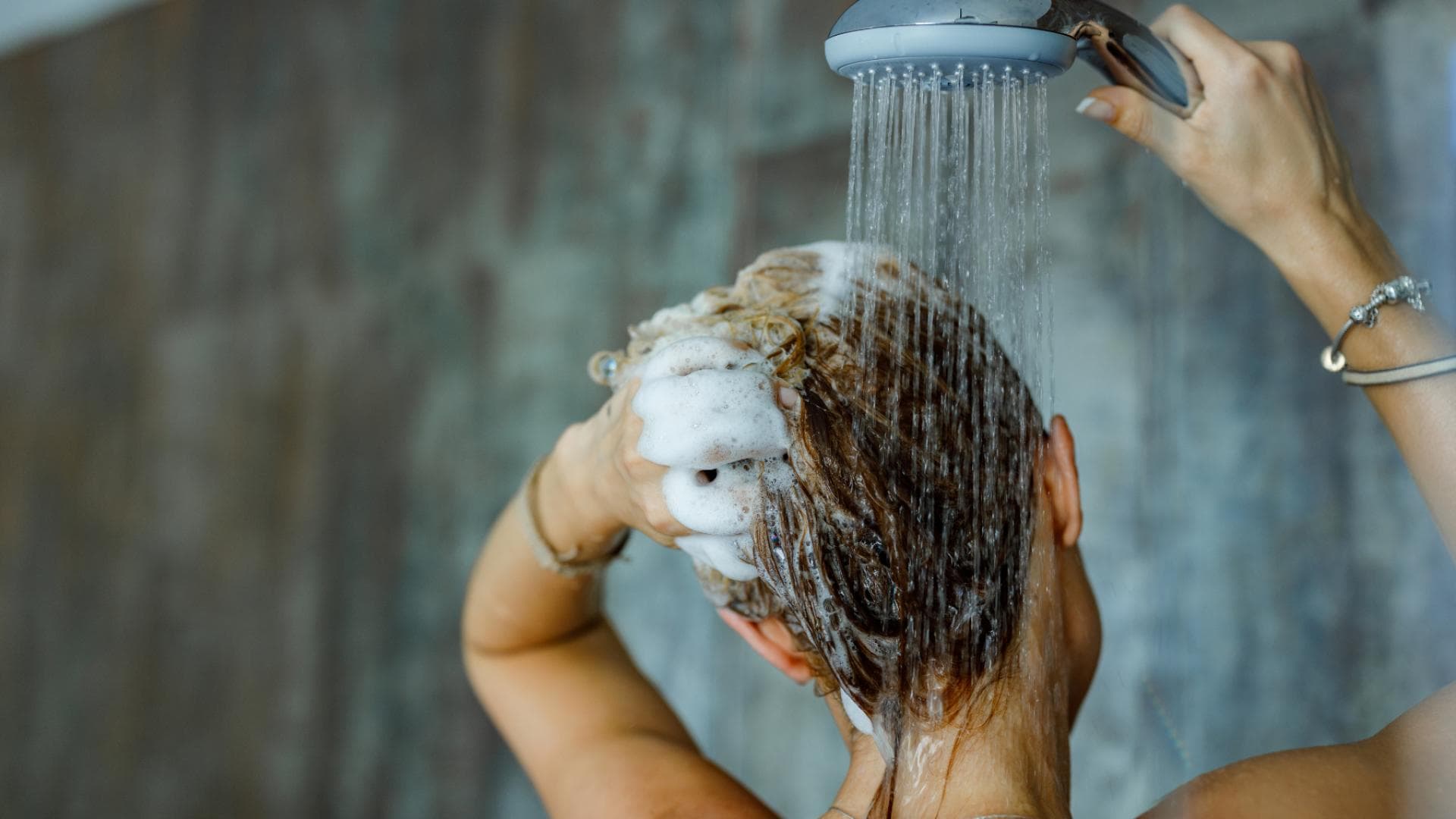 Frau unter der Dusche