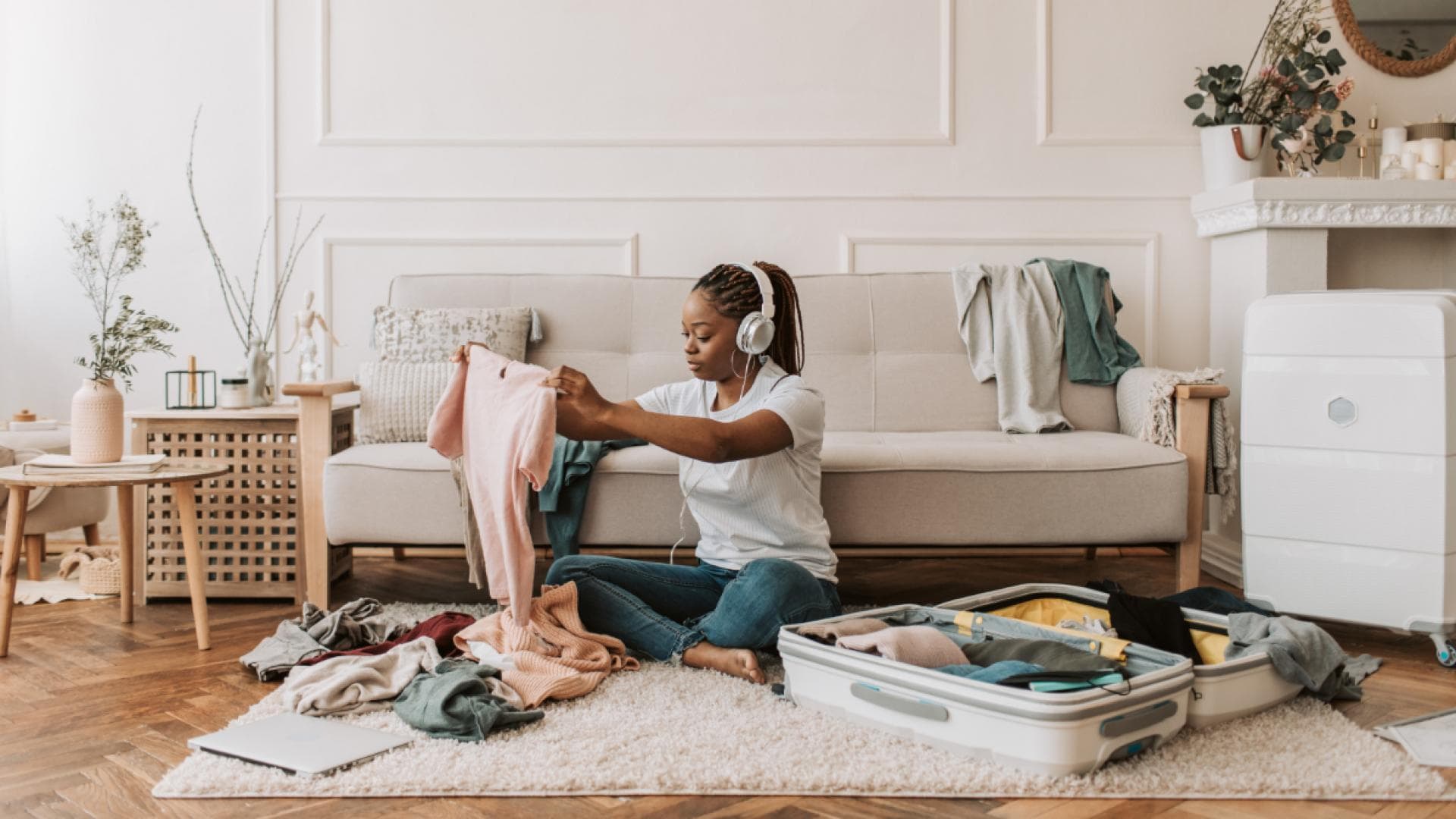 Frau packt ihren Koffer auf den Boden