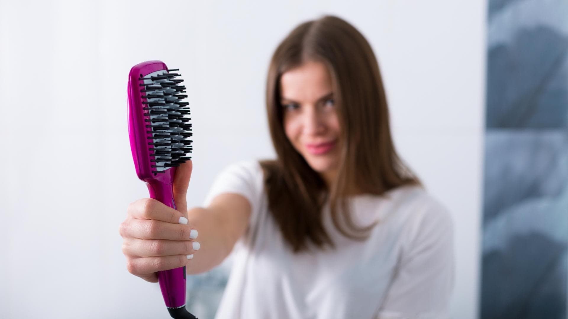 Frau haelt Glattbuerste