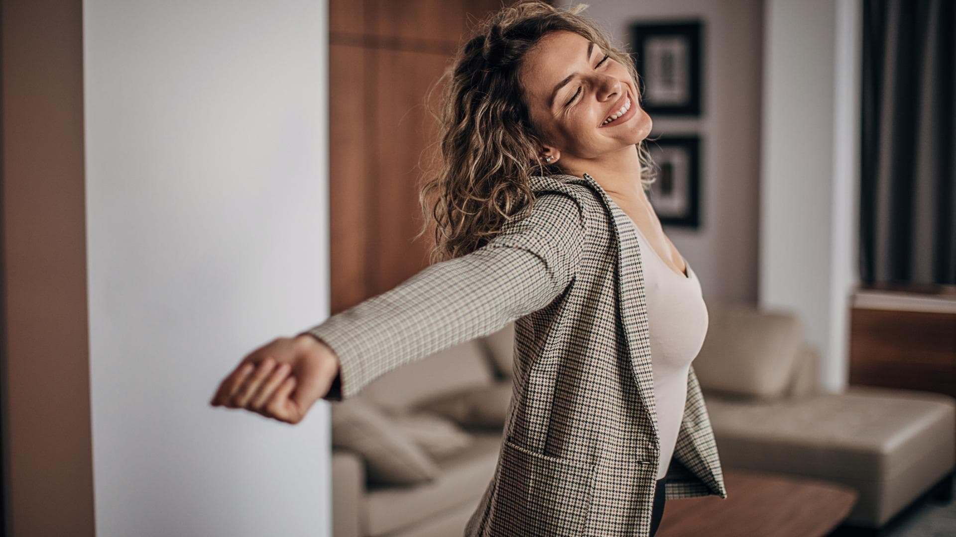 Glückliche Frau in der Wohnung