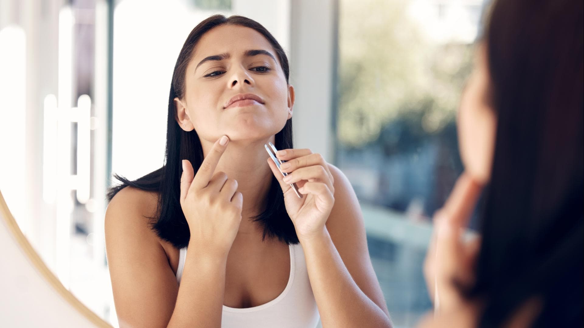 Frau entfernt Hexenhaar am Kinn