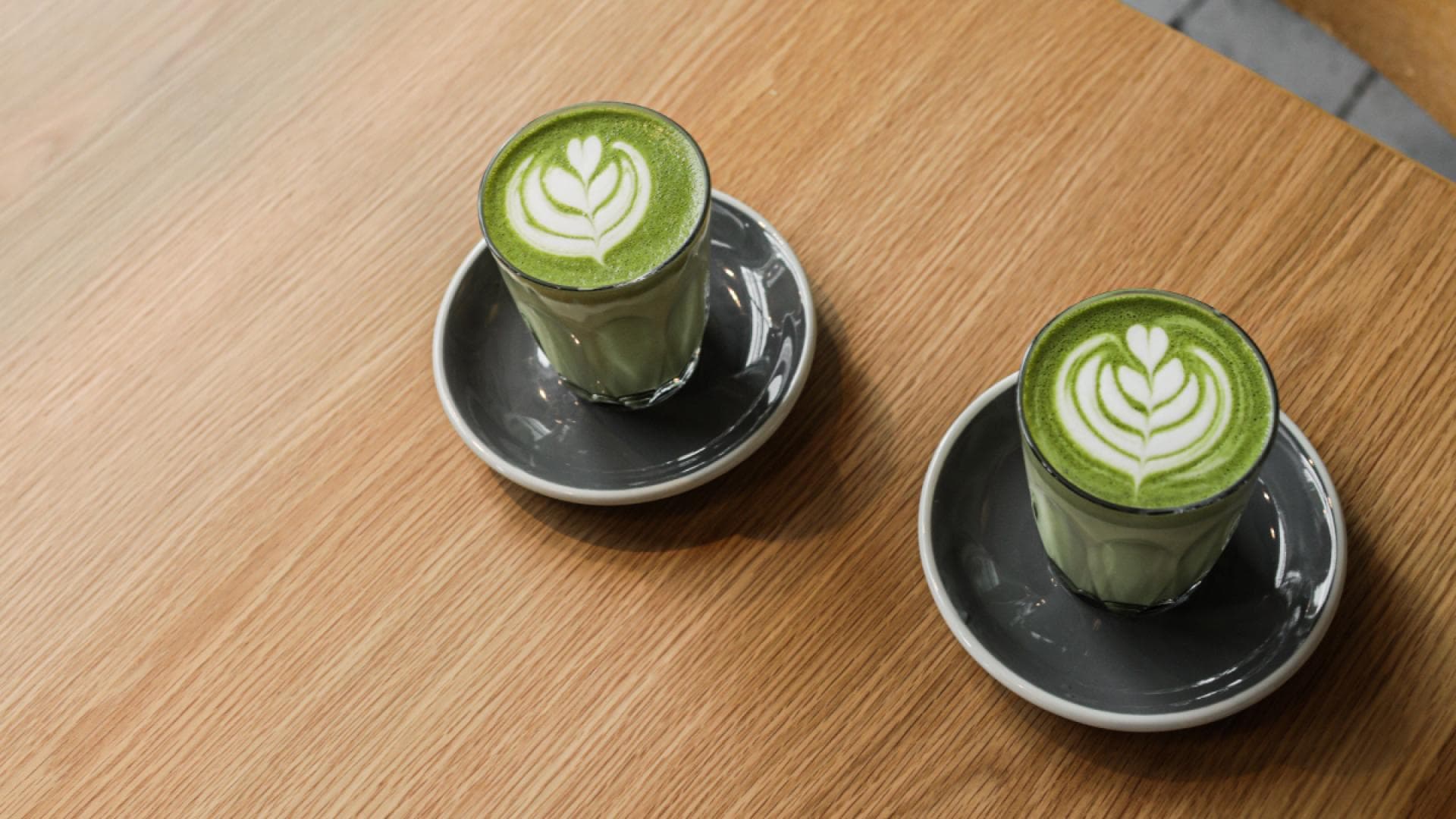 Zwei Tassen mit Matcha Latte