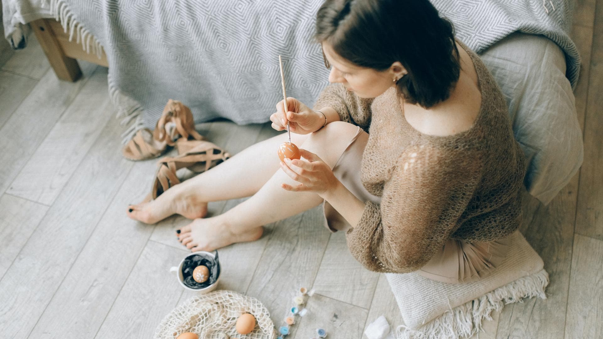 Frau bemalt Ostereier