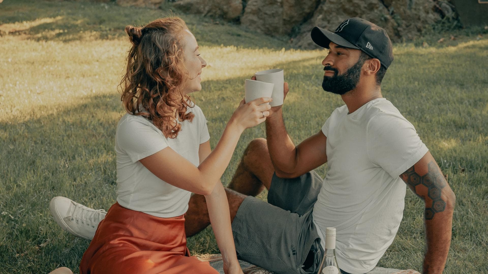 Mann und Frau picknicken