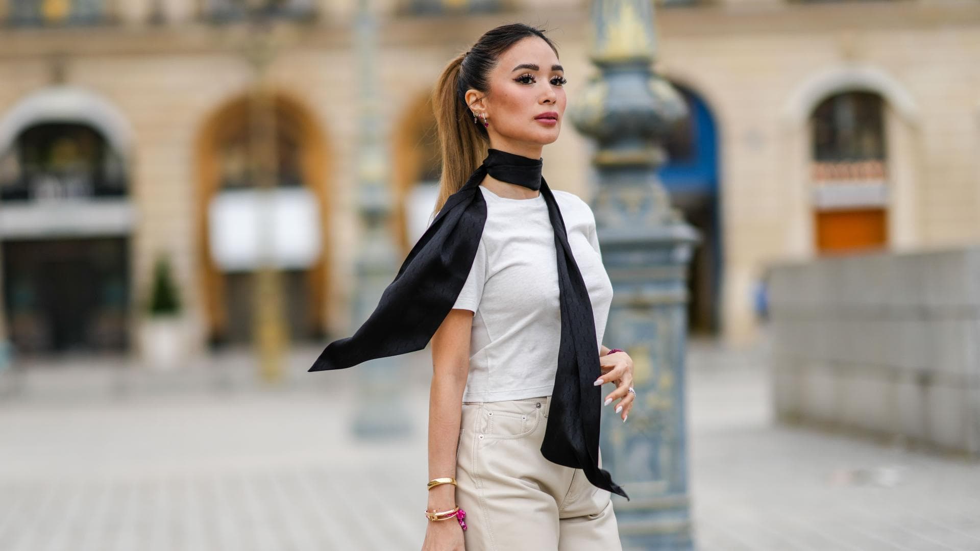 Frau trägt schwarzen Schal