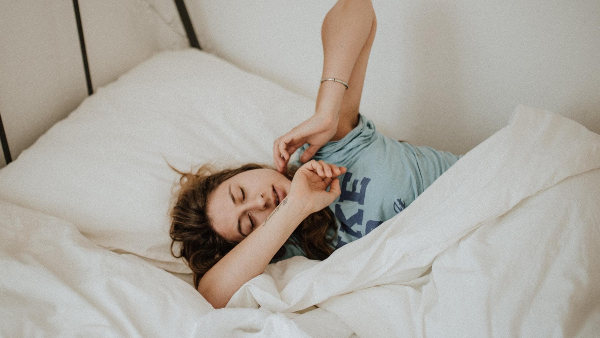 Frau schläft im Bett