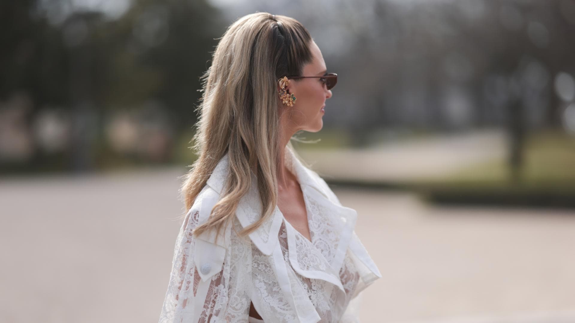 Frau trägt blonde High Lift Strähnen