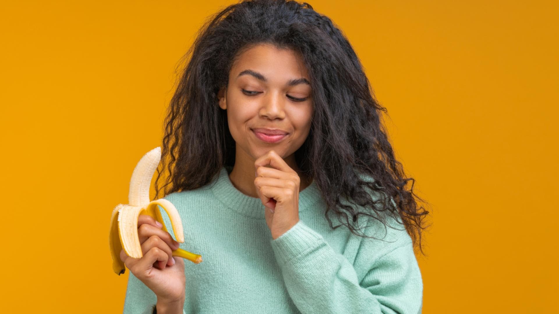 Frau mit Banane in der Hand