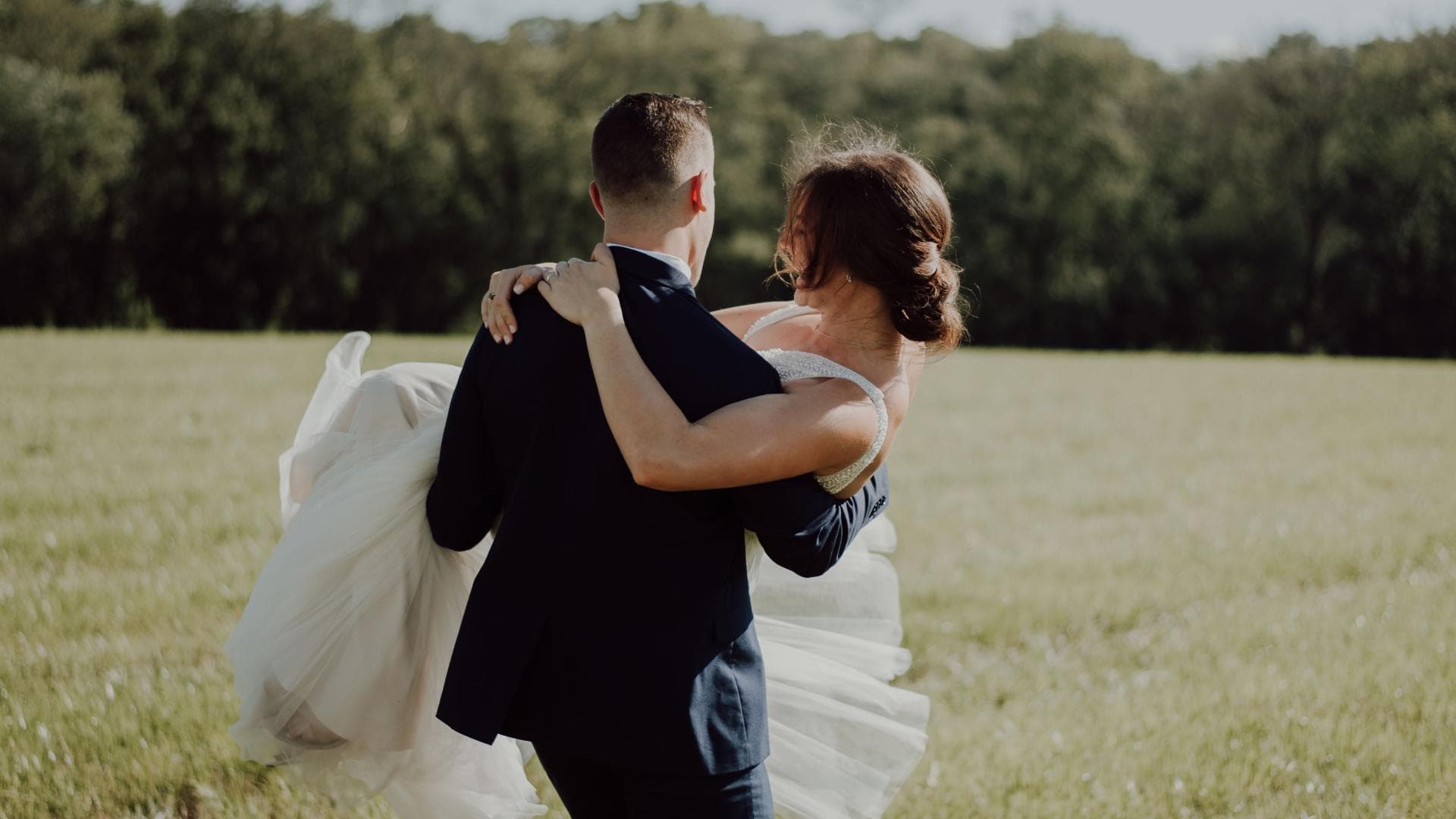 Hochzeitspaar auf Wiese