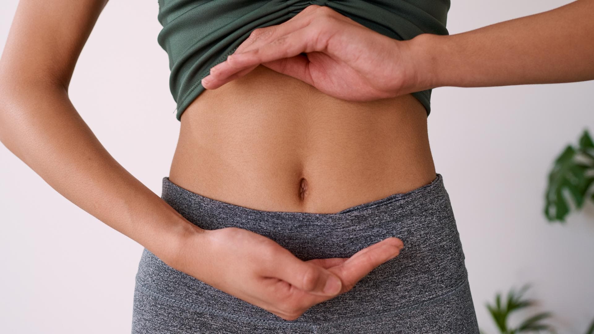 Frau mit Händen am Bauch