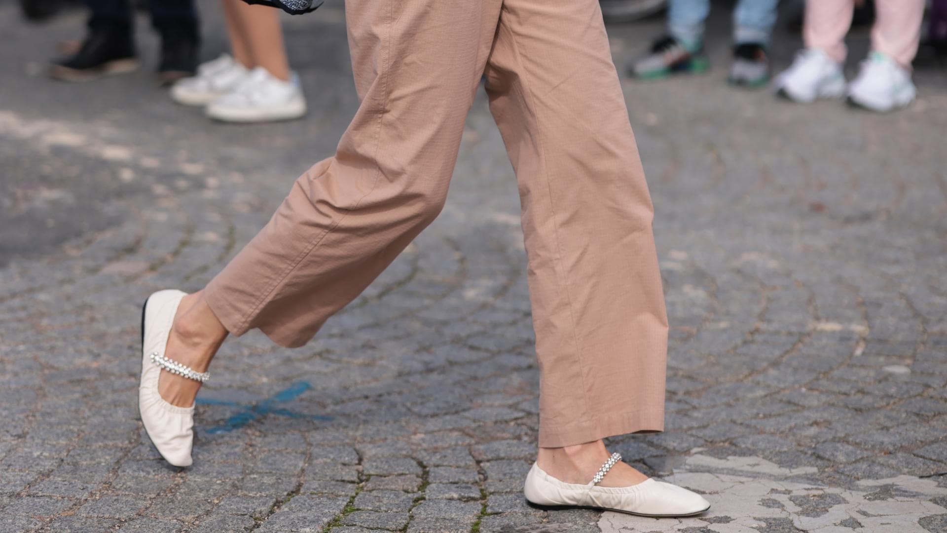 Frau trägt Mary Janes