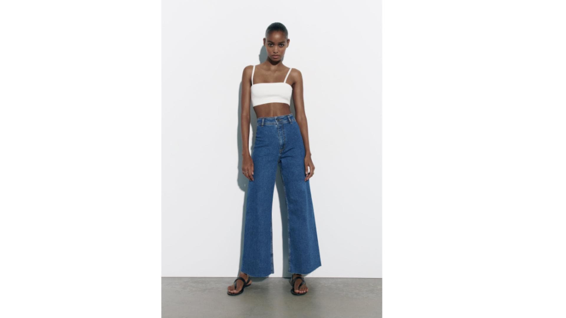 Frau trägt Jeans