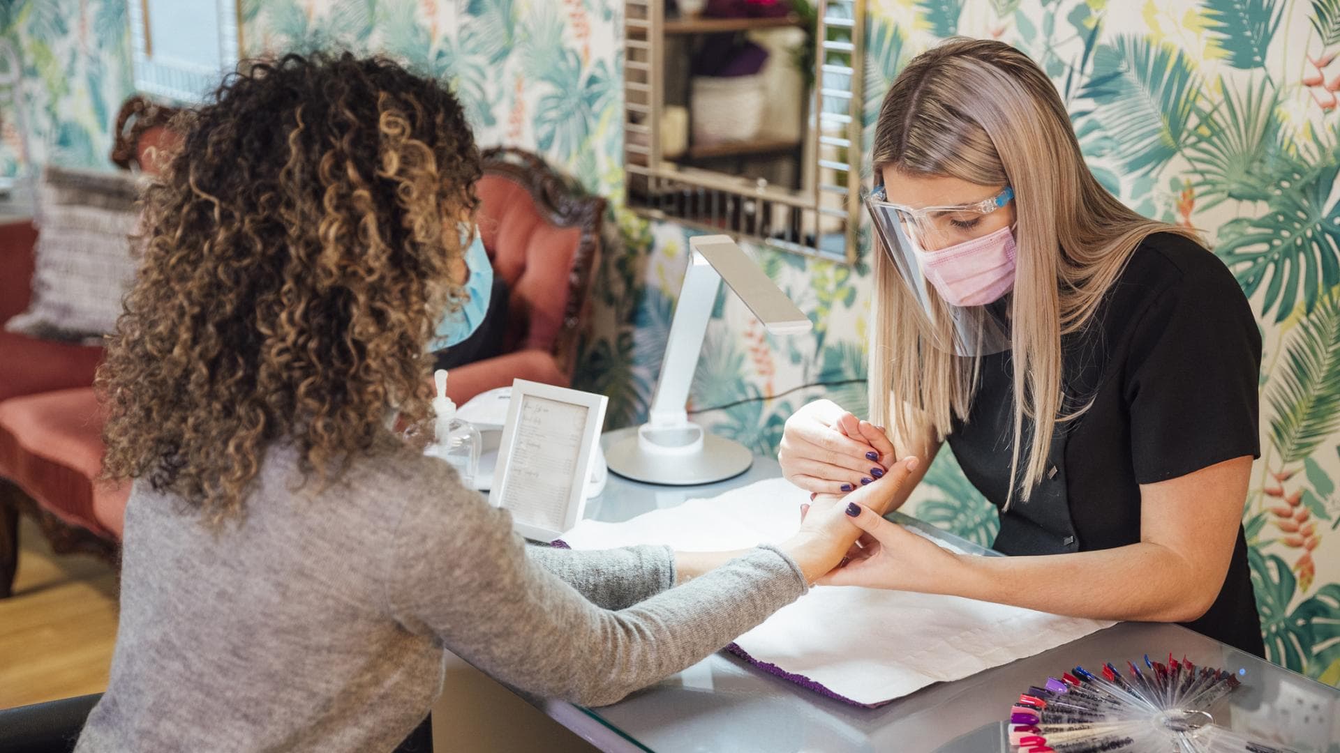 Frau im Nagelsalon
