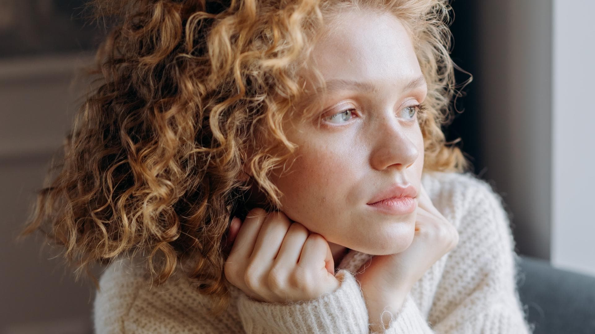 Frau schaut nachdenklich