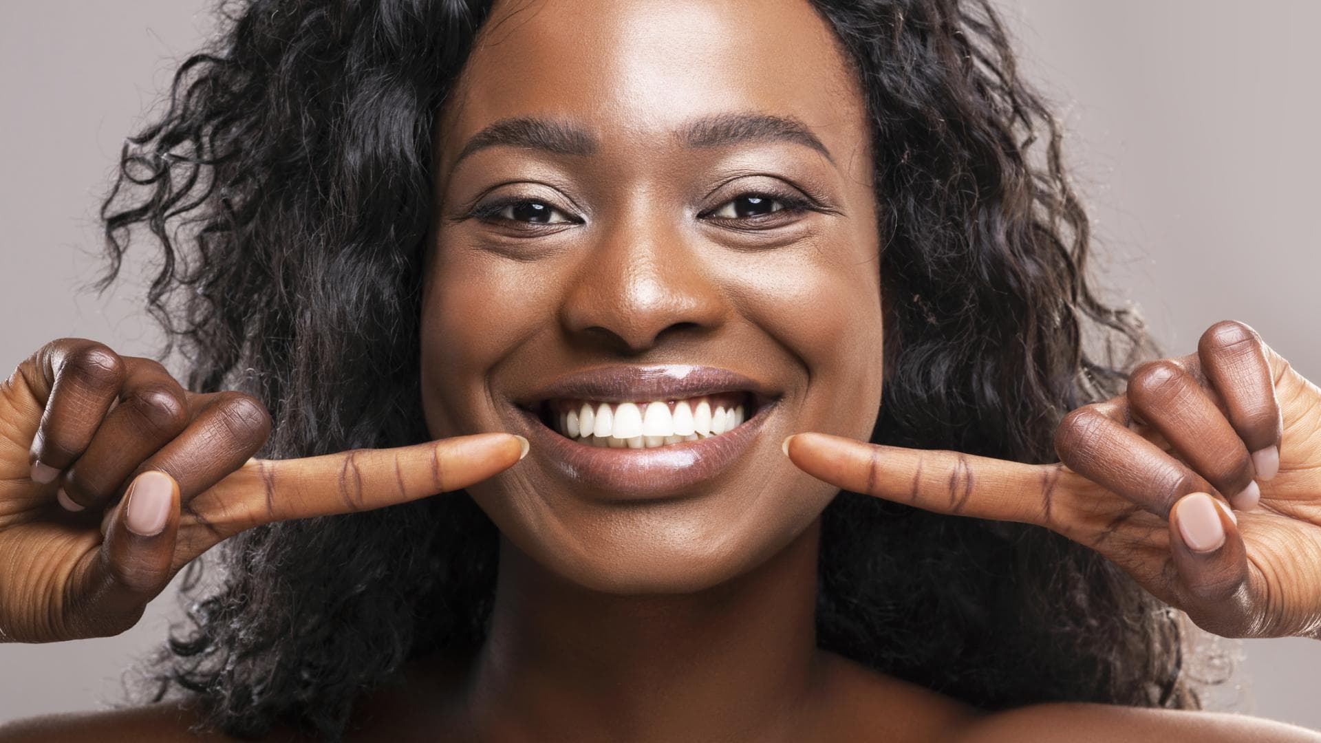 Frau mit weißen Zähnen