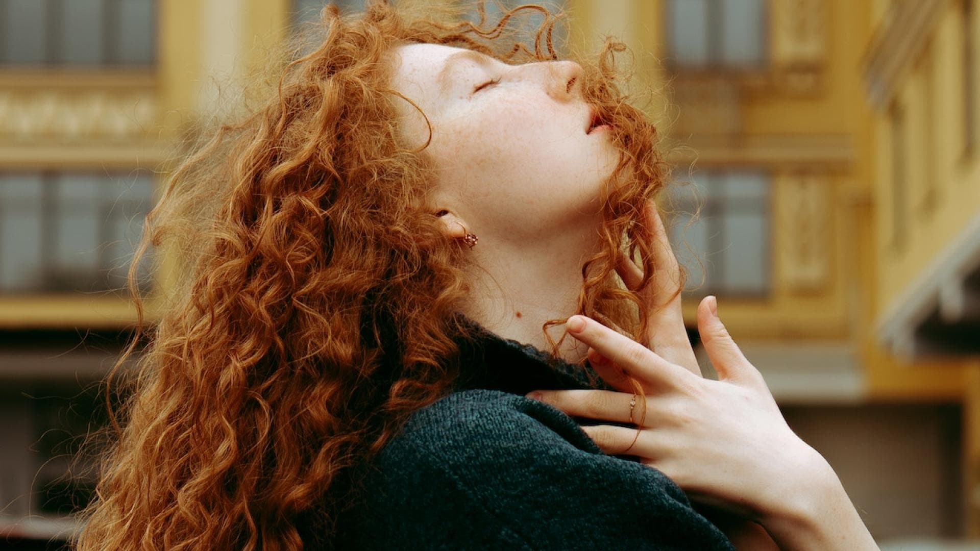 Frau lange rote Haare